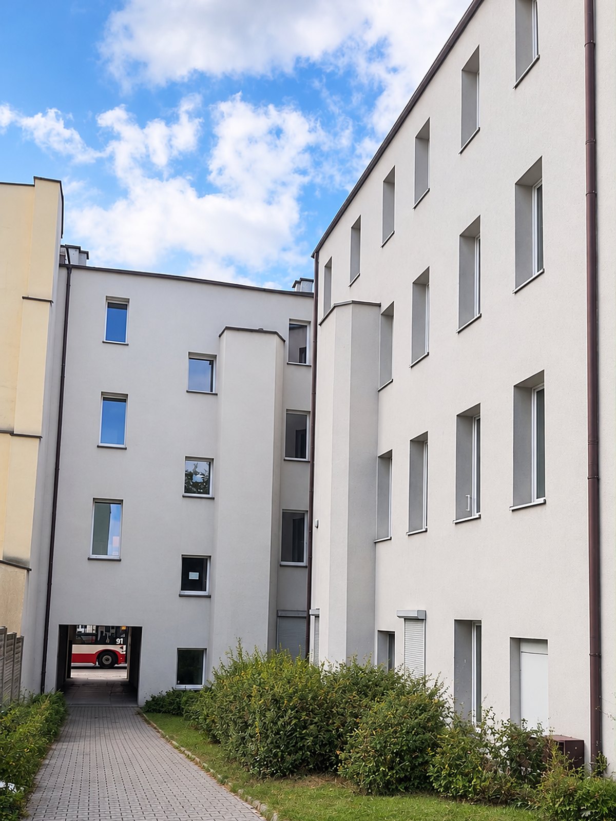 Piłsudskiego 45 w Bytomiu — dziedziniec i przejazd bramowy